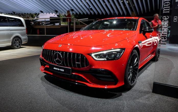 مرسيدس تطلق سيارة الجيل الثالث «AMG GT 4»